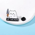 Divertido broche de esmalte de gato blanco con cuchillo y texto Say That Again en azul - Gato con cuchillo 'SAY THAT AGAIN'