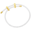 Detalle de pulsera de malla plateada ajustable con cuentas doradas y acabado metálico - Oro Blanco