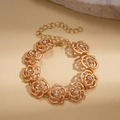 Primo piano della collana a fiori di rosa dorata con cristalli e chiusura a moschettone - Bracciale - Oro