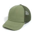 Detail der armee-grünen Kinder-Mesh-Trucker-Kappe mit atmungsaktivem Netz und fester Front - Armeegrün