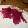 Detalle de pendientes de plumas magenta con tachuelas doradas redondas martilladas - Pendientes de Plumas de Disco Dorado / Burdeos
