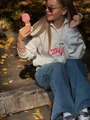 Streetwear γκρι ανοιχτό φούτερ με μισό φερμουάρ, τύπωμα και μπλε φαρδύ τζιν παντελόνι - S / Λευκό Γκρι (Fleece)