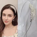Elegante cerchietto in lega d'argento con foglie di strass su modella asiatica - Piuma Di Fata Argentata