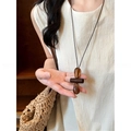 Détail du pendentif en résine ambrée avec connecteur cylindrique sur cordon long - 27# Collier-Café