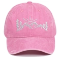 Detail der gewaschenen rosa Baumwoll-Basecap mit weißer Berg- und Sonnenstickerei. - Rosa