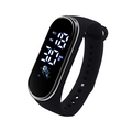 Detail van M4 digitale kinderhorloge met zwarte siliconen band en astronauten LED-scherm - Zwart