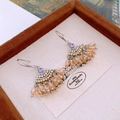 Vue macro des boucles d'oreilles en forme d'éventail avec strass violets et perles champagne - 25# Crochet Argent Abricot