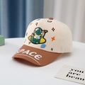 Détail de casquette enfant avec écusson astronaute et broderie SPACE sur la visière - 3-8 ans (50-54cm) / Poche zippée