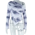 Dettaglio della stampa floreale tie-dye viola su top asimmetrico a maniche lunghe - S / Grigio Argento