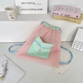Detailansicht des rosa Mesh-Rucksacks mit Kordelzug und mintgrüner Reißverschlusstasche - Hellrosa