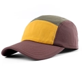 Cappellino a cinque pannelli in nylon giallo, verde oliva e bordeaux ad asciugatura rapida - Patchwork caffè