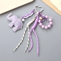 Dettaglio portachiavi viola con ciondolo elefante e pendente a forma di coniglio - Elefante Viola (K4680)