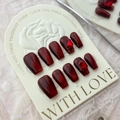 Faux ongles œil de chat rouge foncé avec strass rubis de luxe pour un look de fête - 589 Rubis Œil de Chat Court Cercueil / Grand (L)
