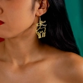 Goldene Rentier-Ohrringe für Damen an einem Model mit dunkelgrünem Hintergrund - Elch / Gold