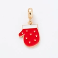 Vue détaillée du pendentif moufle de Noël rouge et doré avec finition émail poli - Mouffles de Noël