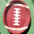 Ovale Party-Pappteller im American-Football-Design mit realistischer Ledertextur - Pappteller / Rugby-Muster