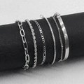 Detalle del juego de cinco pulseras de cadena de metal plateado con texturas - Set de 5 piezas / Pulsera Plateada Estilo 2