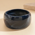 Brazalete de resina azul marino efecto mármol con patrones de tinta blanca y diseño moderno - Azul (Ancho)