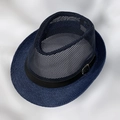 Détail d'un chapeau d'été bleu marine avec maille respirante et ruban en cuir élégant - Bleu marine