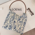 Dettaglio borsa tote in tela a fiori blu con manico in pelle marrone e bottone a pressione - Piccola Borsa a Tracolla