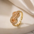 Elegante anello a nodo dorato con zirconi su seta e superficie in marmo bianco - Stile Aperto a Nodo (13509) / Oro