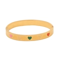 Vista dettagliata del bracciale vintage dorato con cuori in smalto colorato e motivi - Colorato