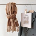 Écharpe dégradée beige et camel au toucher cachemire avec franges torsadées et étiquette - Kaki Chameau