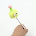 Creatieve pluchen monsterpen met grote ogen en een zachte gele pompon op de bovenkant - Geel