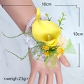 Gelbe Calla-Lilie Handgelenk-Corsage mit weißer Spitze für Hochzeiten und Brautjungfern - Gänsegelb - Handgelenk Corsage