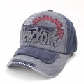 Detail der Baseballkappe aus gewaschener Baumwolle mit New York-Stickerei und Ziernähten - Verstellbar / Grau und Marineblau