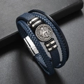 Detail eines mehrlagigen Herren-Lederarmbands mit Anker-Motiv und Magnetverschluss - Blau