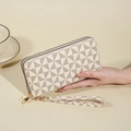 Lange beige Brieftasche mit Doppelreißverschluss, geometrischem Muster und Handschlaufe - Gebrochenes Weiß