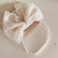 Détail d'un serre-tête beige avec nœud en tulle, broderie paillettes et texture tissée - Serre-tête à Nœud 3D