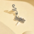Détail d'un pendentif en forme de libellule argentée avec un fermoir en spirale - 3# Libellule