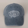 Detailaufnahme der gewaschenen blauen Baumwoll-Baseballkappe mit Vintage-Aufnäher-Stickerei - Vintage-Blau