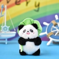Vue détaillée d'un mignon porte-clés panda en peluche avec un chapeau de feuille - Style Transformateur Feuille de Lotus / 12cm
