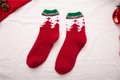 Flachbild von dicken festlichen Korallenvlies-Socken mit Tannenzapfen und Weihnachtskugeln - Einheitsgröße / Rot mit kleinem Baum