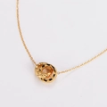 Detalle de tres anillos dorados entrelazados con patrón acolchado en cadena fina - Dorado