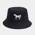 Gedetailleerde close-up van wit paardenborduurwerk op een zwarte katoenen emmerhoed - M(56-58cm) / Zwart