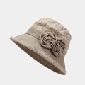 Dettaglio di cappello floreale caffè per donne anziane con decorazione rosa in stoffa - Taglia unica / Cachi
