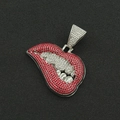Dettaglio del ciondolo a labbra hip hop con strass rossi e chiari su trama nera - Solo Pendente-Argento (Labbra Rosse)