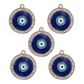 Vue détaillée de cinq breloques œil bleu avec monture dorée et strass incrustés - Oeil Rond en Email Et Strass (BT671GD05)