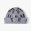 Bonnet en tricot gris avec lettres jacquard noires et revers pour l'hiver - Gris clair