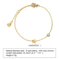 Dettaglio del ciondolo a stella dorata con zircone AAA e chiusura a moschettone - Pentagramma / Oro