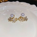 Dettaglio orecchini a fiore con perle, petali in opale e strass su vassoio in ceramica - Perla a Fiore Bianco (Perno in Argento S925)