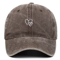 Dettaglio del ricamo a cuore su berretto da baseball in cotone lavato vintage - Regolabile / caffè