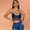 Top a corsetto in pizzo blu scuro con finitura in raso mostrato su una modella - Blu Notte