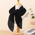 Foulard a pieghe nero finto lino per donna 90x90cm sciarpa quadrata su un manichino - Nero