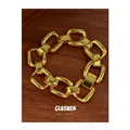 Bracelet chaîne dorée rétro à gros maillons carrés avec fermoir sur fond de bois - Lien Carré / Doré
