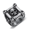 Dettaglio dell'anello teschio gotico con zirconi neri e finitura in argento antico - US 7 / Color Acciaio